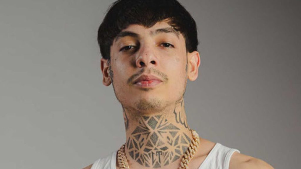 ¿Qué significa CT de Natanael Cano?, ¿por qué lo lleva tatuado y en sus prendas?