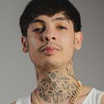 ¿Qué significa CT de Natanael Cano?, ¿por qué lo lleva tatuado y en sus prendas?
