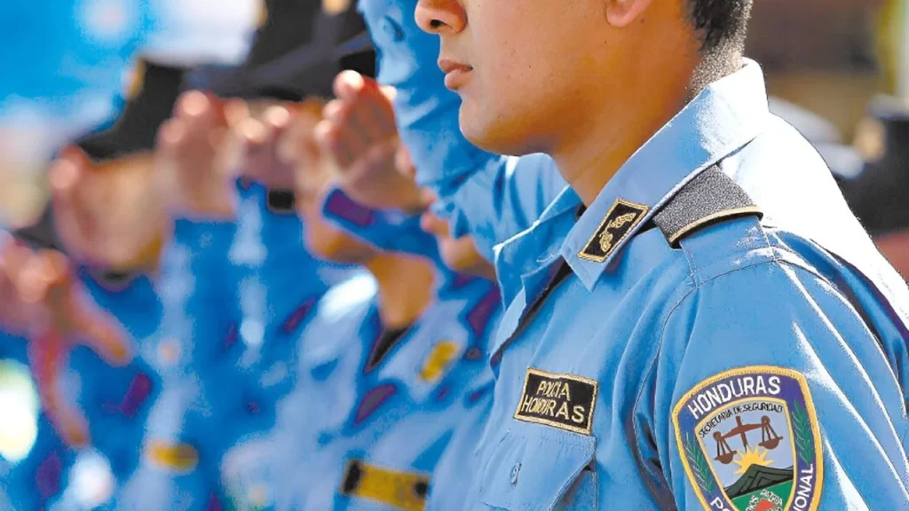 Hondureña se viraliza al exponer a su esposo policía en TikTok