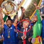 Donald Trump se cuela en la celebración del Chelsea tras ganar el Mundial de Clubes