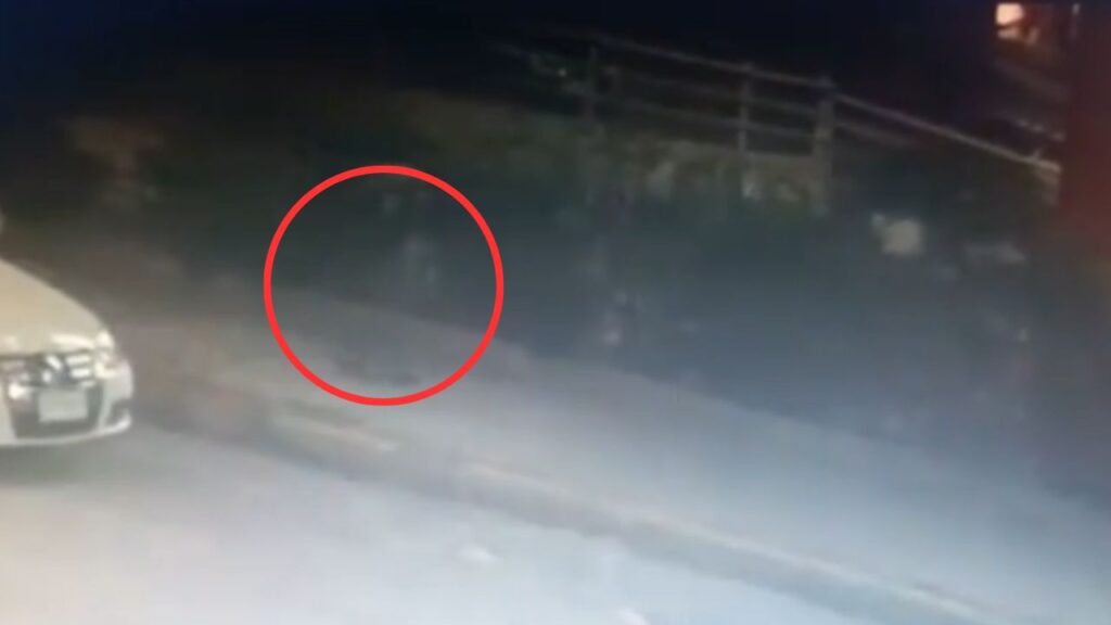 ¿Fantasma o ilusión? Graban extraña figura ‘caminando’ cerca de un hospital