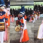 Con una pierna y dos muletas, joven conquista TikTok tocando tambor en su banda