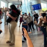 Olanchano sorprende a su novia con serenata y le pide matrimonio en aeropuerto