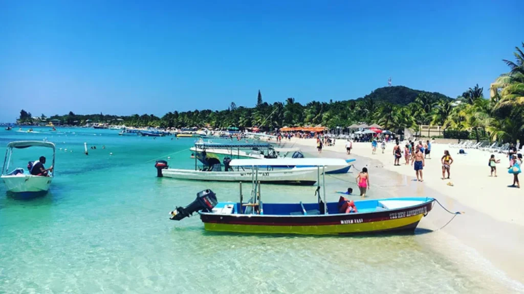 Extranjeros son captados en actitud íntima en playa de Roatán