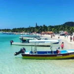 Extranjeros son captados en actitud íntima en playa de Roatán