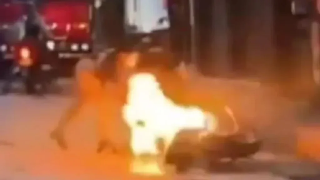 Mujer incendia la moto de su pareja tras descubrir una infidelidad