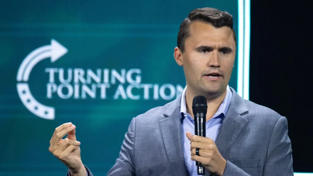 Muere Charlie Kirk, aliado de Trump, tras recibir un disparo durante un evento