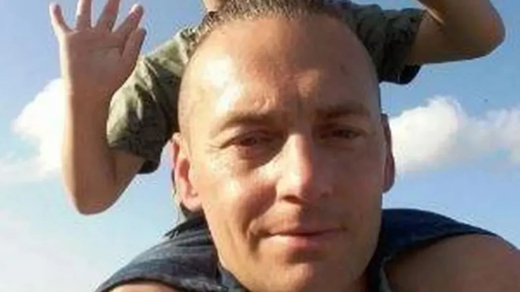 Hombre murió en pleno funeral de su hijo; se desplomó mientras cargaba el ataúd