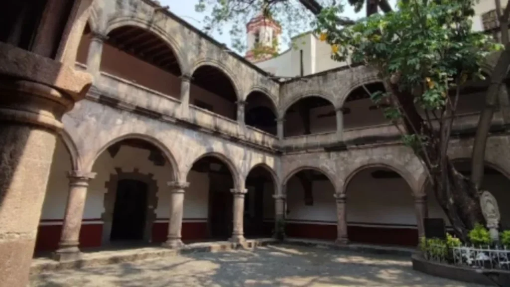 Video capta presuntos lamentos y rezos dentro de una iglesia vacía
