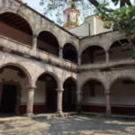 Video capta presuntos lamentos y rezos dentro de una iglesia vacía