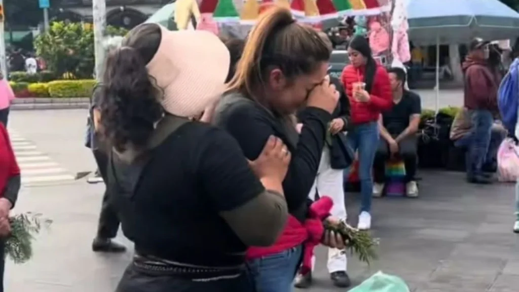 Mujer sufre crisis durante una ‘limpia’ en una plaza y revela lo que vivió