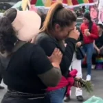 Mujer sufre crisis durante una ‘limpia’ en una plaza y revela lo que vivió