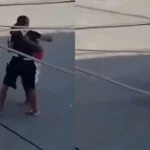 VIDEO: Vendedor ambulante sin manos noquea a joven en plena calle