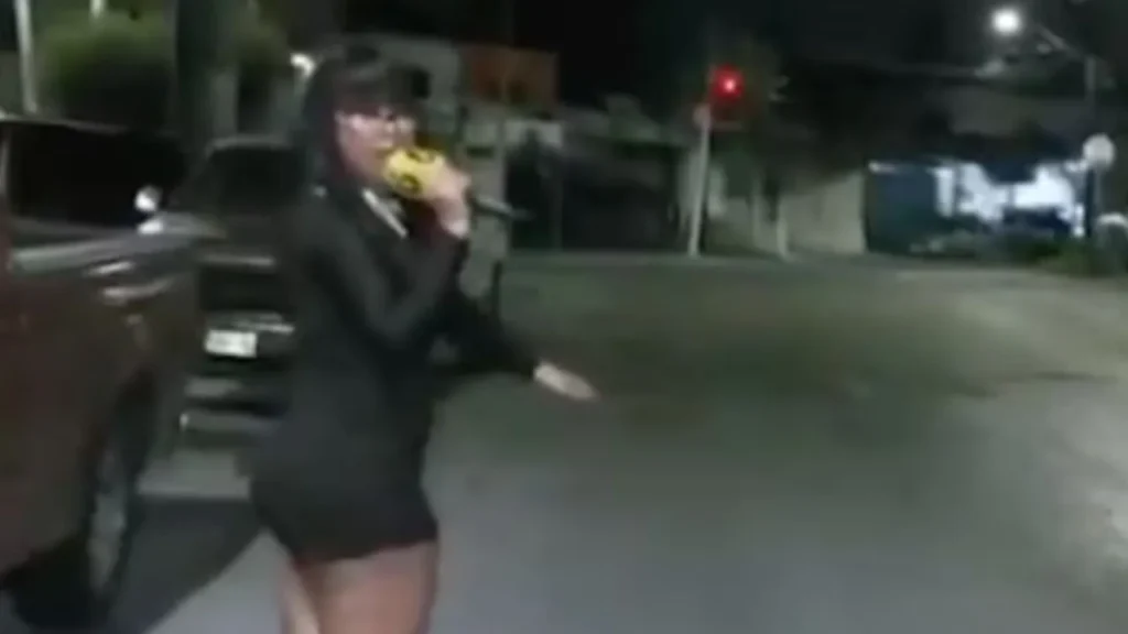 Reportera tropieza en bache en plena transmisión; casi muestra su ropa interior