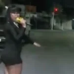 Reportera tropieza en bache en plena transmisión; casi muestra su ropa interior