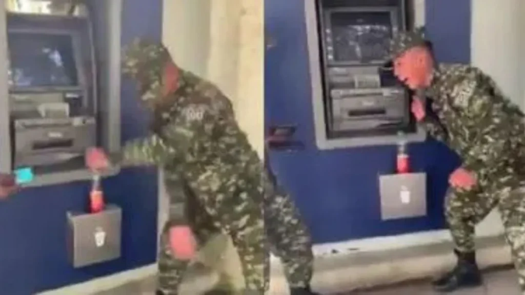 VIDEO: Soldados celebran que les pagaron con baile frente a un cajero