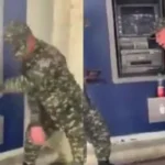 VIDEO: Soldados celebran que les pagaron con baile frente a un cajero