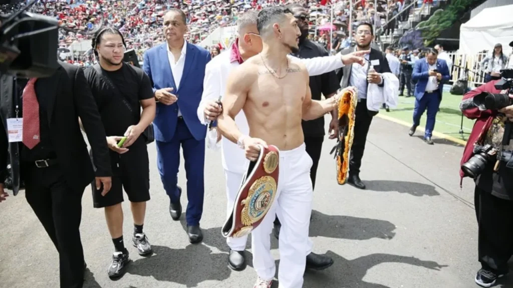 Teófimo López, sin camisa, se roba el show en los desfiles patrios
