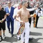 Teófimo López, sin camisa, se roba el show en los desfiles patrios