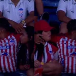 VIDEO: Aficionado es captado besando a dos mujeres en pleno partido