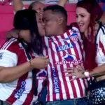 Aficionado le pidió matrimonio a sus dos novias en pleno partido