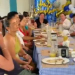 Mujer sorprende a su esposo mientras él almorzaba con su exesposa