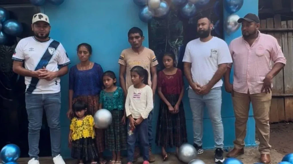 Influencer hondureño construye vivienda a familia guatemalteca