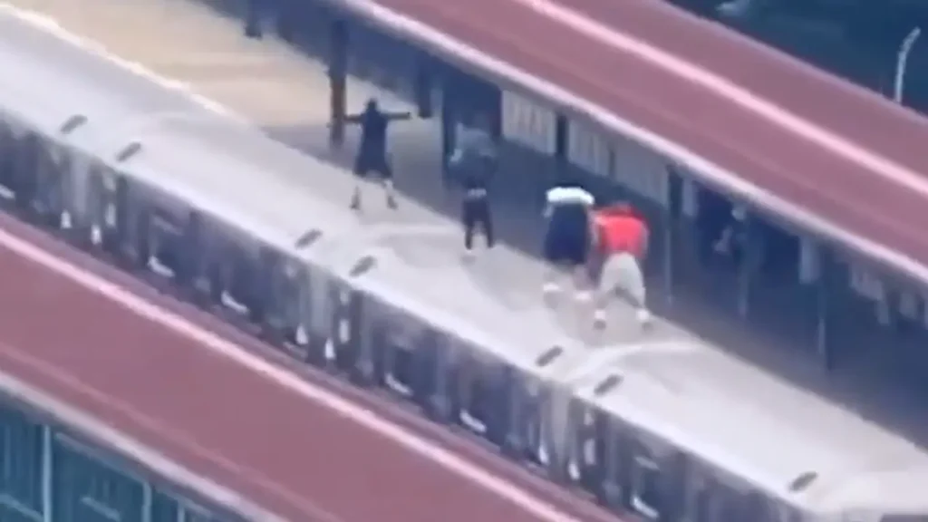 VIDEO: Ellas son las menores que murieron por reto de surfear encima del metro