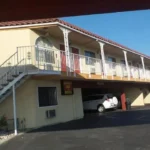Joven es abandonada en motel por su ligue y su hermana no quiere ir por ella