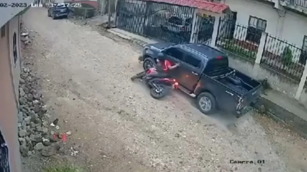 ‘No es culpa de uno’: Motociclista choca contra vehículo estacionado