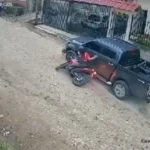 ‘No es culpa de uno’: Motociclista choca contra vehículo estacionado