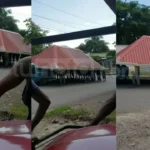 ‘Por construir donde el suegro’: Captan a hondureños cargando techo de una casa
