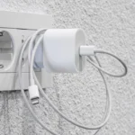¿Qué pasa si dejo el cargador conectado sin el celular? Riesgos poco visibles