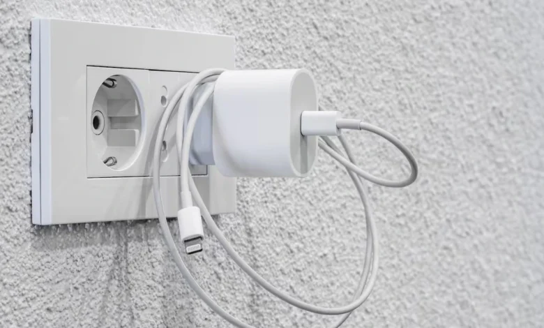 ¿Qué pasa si dejo el cargador conectado sin el celular? Riesgos poco visibles