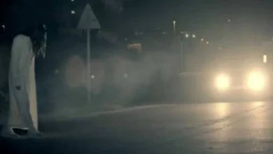 Video capta 'aparición' de mujer fantasma a orilla de carretera