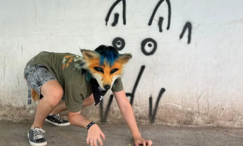 La polémica historia del joven que dice no sentirse humano y ser un zorro