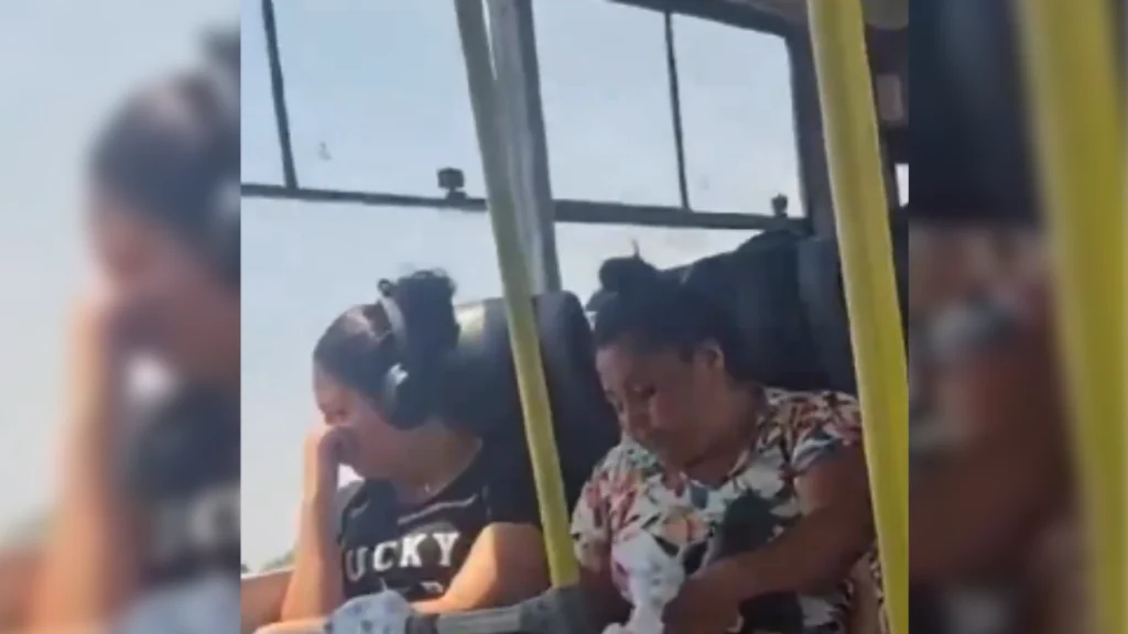 VIDEO: Mujer le cambia pañal a su hijo durante viaje en autobús