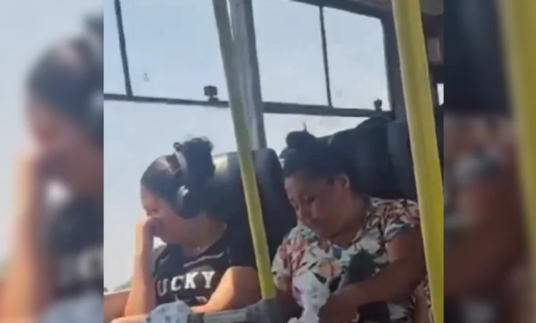 VIDEO: Mujer le cambia pañal a su hijo durante viaje en autobús