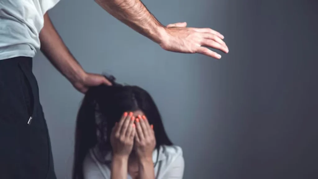 Video expone a famoso cantante golpendo a su esposa durante la luna de miel