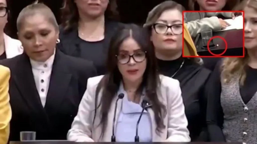 VIDEO: Diputada sube al estrado con un chicle y lo pega en el podio