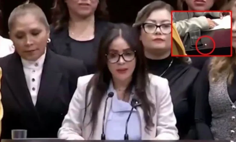 VIDEO: Diputada sube al estrado con un chicle y lo pega en el podio