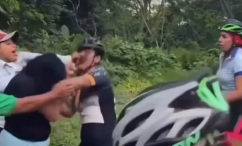 Mujer enfrenta a amante de su esposo y protagoniza pelea en plena calle