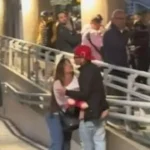 Mujer le canta a su novio en pleno transporte público para que la perdone