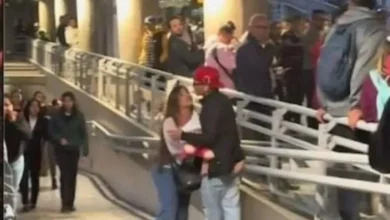 Mujer le canta a su novio en pleno transporte público para que la perdone