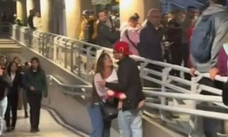 Mujer le canta a su novio en pleno transporte público para que la perdone