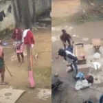 VIDEO: Mujeres se golpean con palos y sillas en plena calle, ¿fue en Roatán?