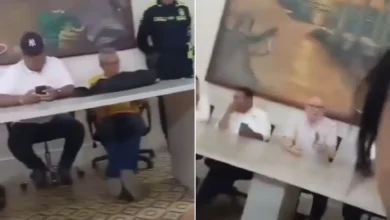 Alcalde es captado viendo el celular en plena reunión; estudiante lo encara