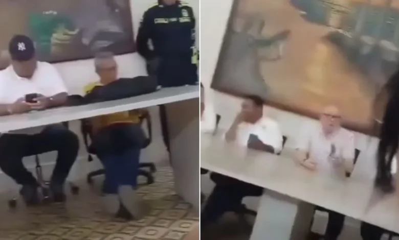 Alcalde es captado viendo el celular en plena reunión; estudiante lo encara