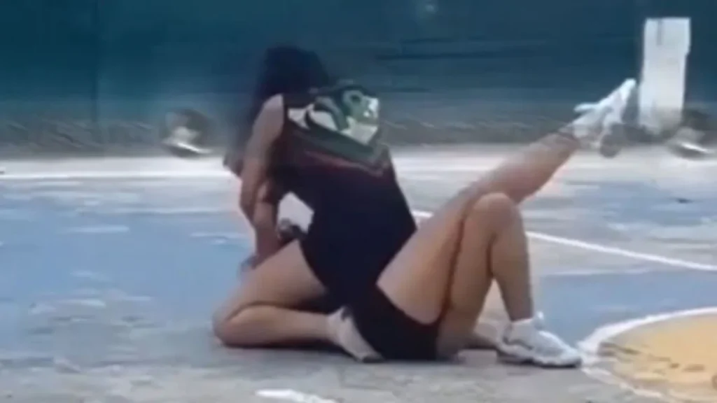 Video muestra pelea entre estudiantes por el amor de un joven