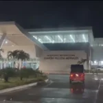 VIDEO: Hondureño llega en mototaxi al aeropuerto para recibir a familiar